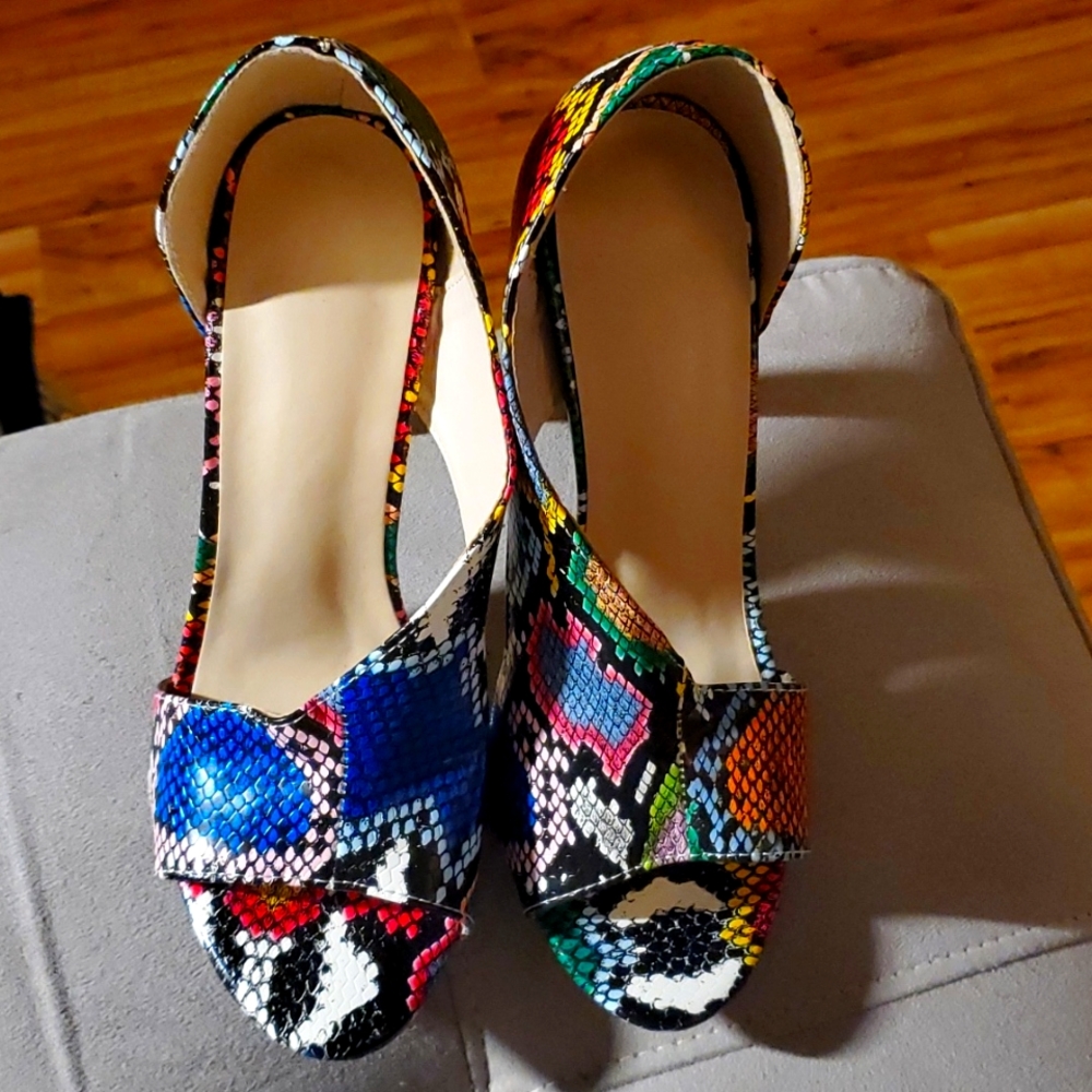 Open-toed colorful snakeskin pumps